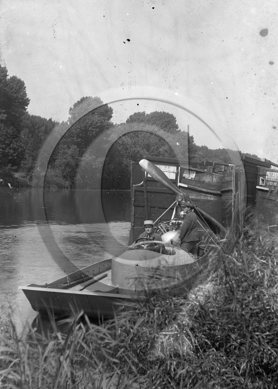 BA 782 bateau gliseur derriere 2 chalands a gauche Volta Cdt  Duchenne a droite Lucie Watteau Blaton P 20251.jpg