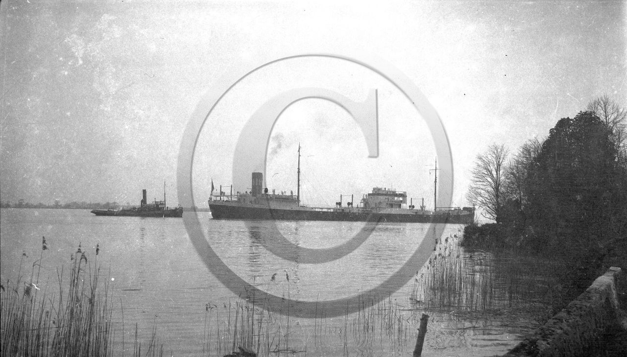 BA 1329 en rivière de BX pétrolier et remorqueur.jpg