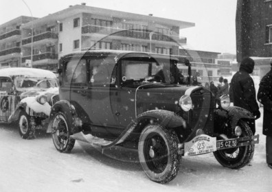 AU 754 Ford type A tudor 1931 neige et glace Grenoble Alpe d Huez .jpg