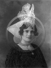 vi  1130 les Sables d'olonne  une sablaise  -coiffe-  dpt 85 .jpg