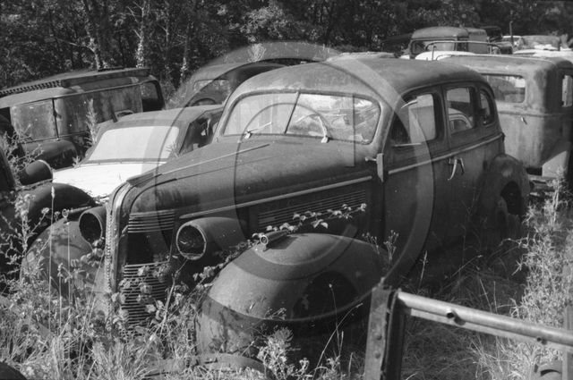 AU 158 Buick 1937 parc de casse .jpg
