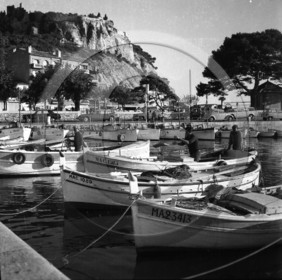 BA 340 Cassis le port pointus a moteur dpt 13  .jpg