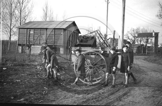 Acheres enfants   avec charrette  dpt 78  -dans enfants jouets -(1).jpg