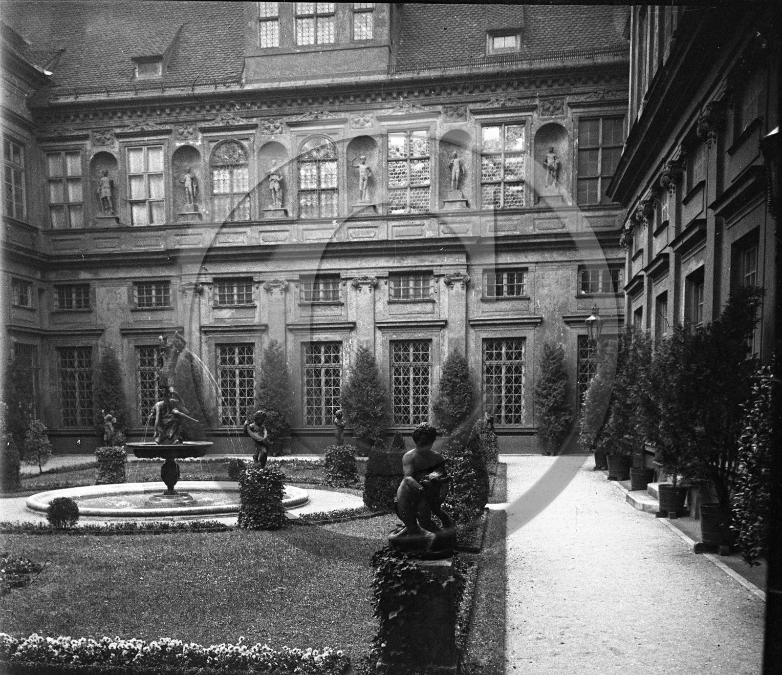 Munich cour de la grotte de la residence fontaine de Perseus  Allemagne  .jpg