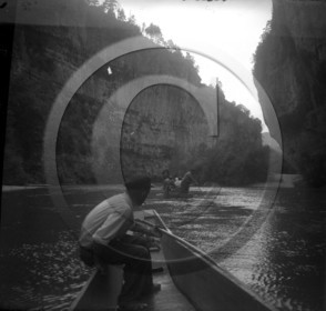 BA 334     bateau plat de promenade  peut étre gorges du Tarn.jpg