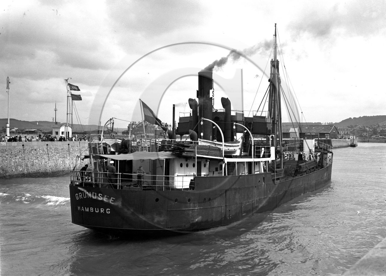 BA 293 Le Treport cargo Grundsee de Hambourg a l entre du port collection NG  dpt 76 .jpg