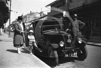 AU 1563 Renault NN berline  Bd de la plage Arcachon .jpg