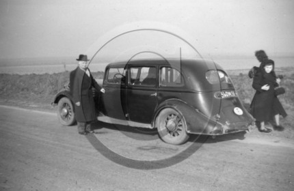 AU 4233 Renault limousine avec attelage caravane .jpg