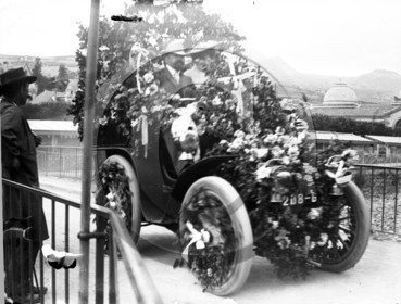 vi  482 la Bourboule auto fleurie  dpt 63 - photo flou-.jpg