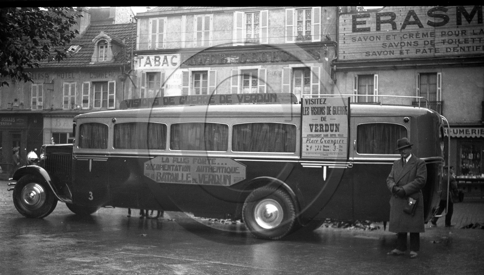 AUU 446 autocar Bernard visions de guerre de Verdun devant hotel du commerce et caves Georges .jpg