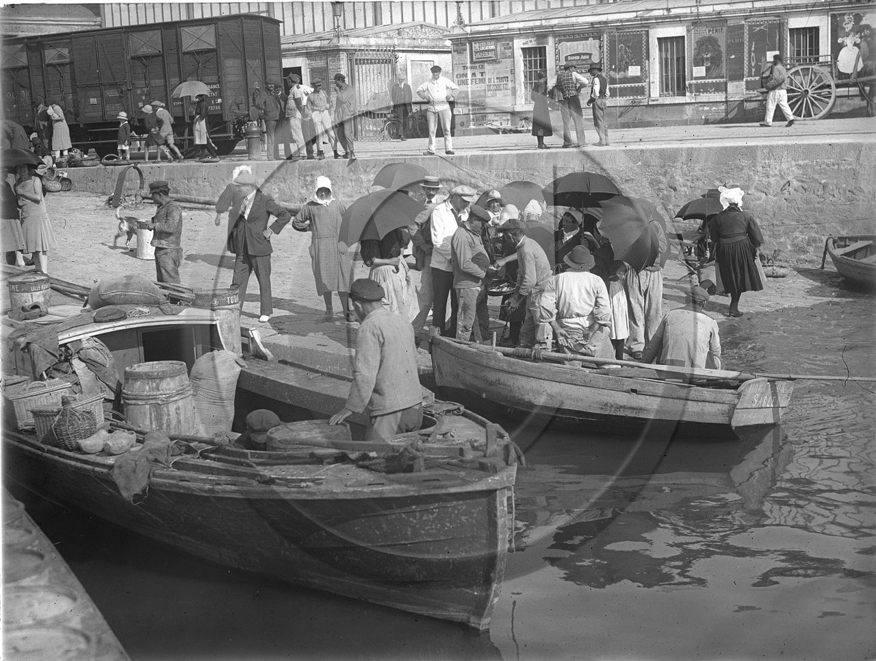 vi  1096 les sables d'olonne arrivée des pêcheurs a la poisonnerie  dpt 85.jpg