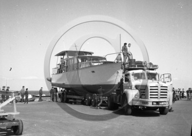 AUU 74 camion porte bateau  Berliet.jpg