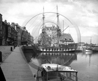 vi  1876 gallion dans le port de Honfleur dpt 14.jpg