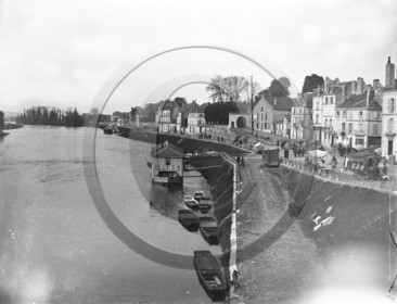 BA 1063 péniche  bains .   Chatellerault dpt 86 .jpg