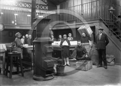 Treves magasin central des cooperatives generales armee du Rhin  scene de travail   Allemagne .jpg