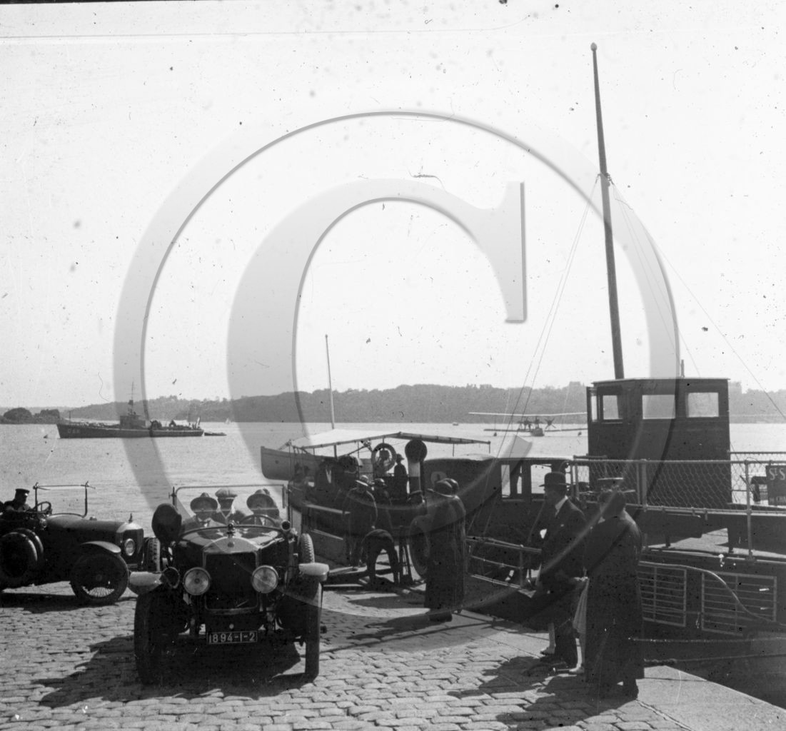 BA 1452 St SERVAN la cale . au fond le chasseur de sous marins C 55 et 1 hydravion au premier plan automobile Unic  .jpg