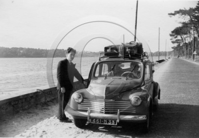 AU 4237 Renault 4 cv 1er modele  1950 .jpg