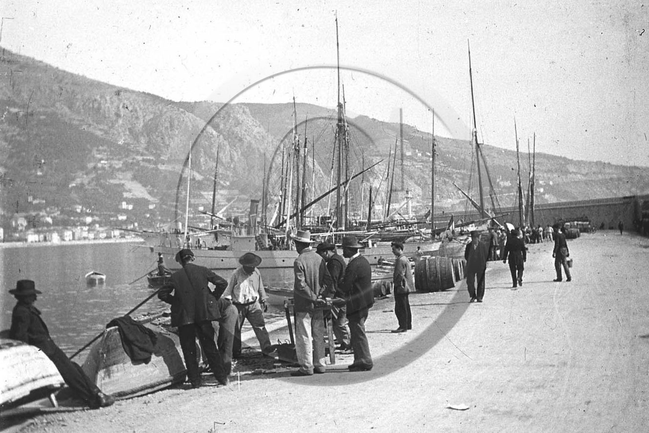 vi  105 Menton le port 15 mars 1906.jpg