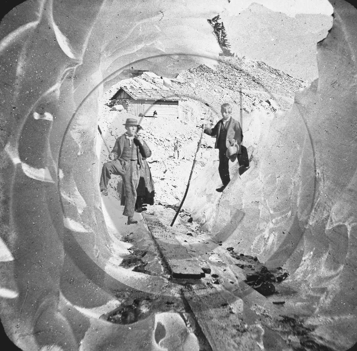 sl 148 entrée d'une grotte de glace.jpg