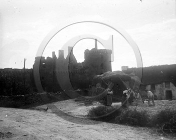 vi  1929 suscinio scene agricole dans village en arriere chateau de suscinio  dpt 56  .jpg