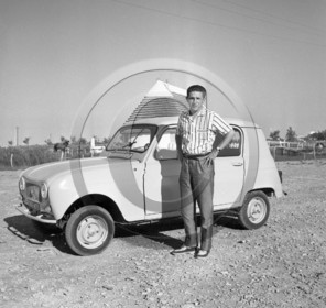 AU 2585 Renault 4L premier modele .jpg