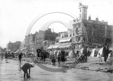 vi  1094 les sables la plage en 1926 dpt  85.jpg