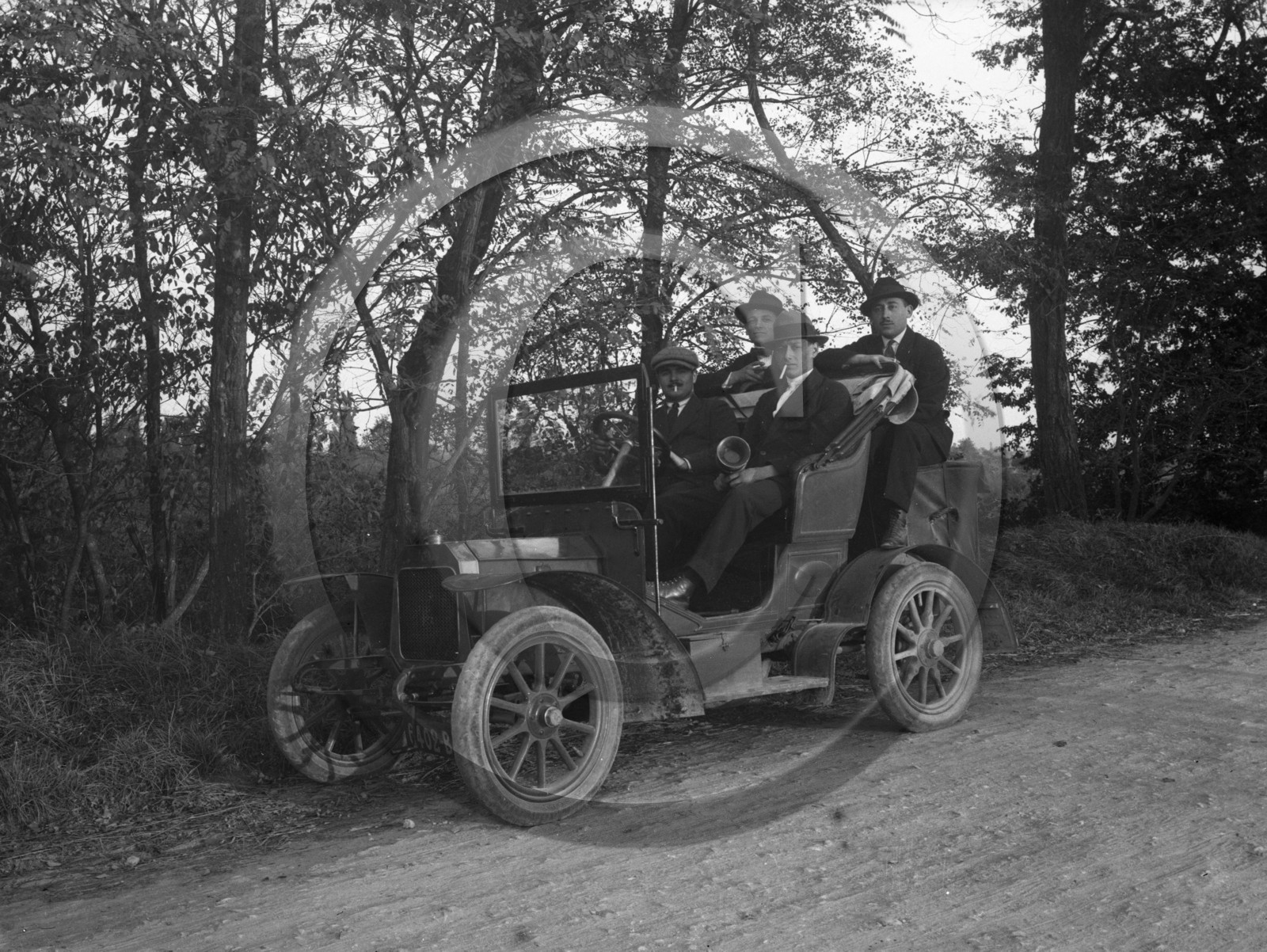 AU 1437 Peugeot lion petit tonneau .jpg