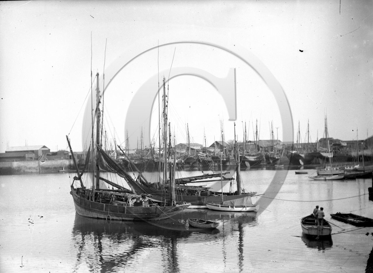 BA 235 les Sables d Olonne deux dundees au fond la cale des chantiers dpt 85 .jpg