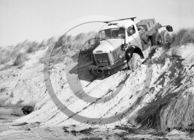 AUU 67  Berliet sur la dune du Pyla.jpg