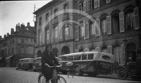 AUU 444 autocar M Berland  Verdun dans rue .jpg