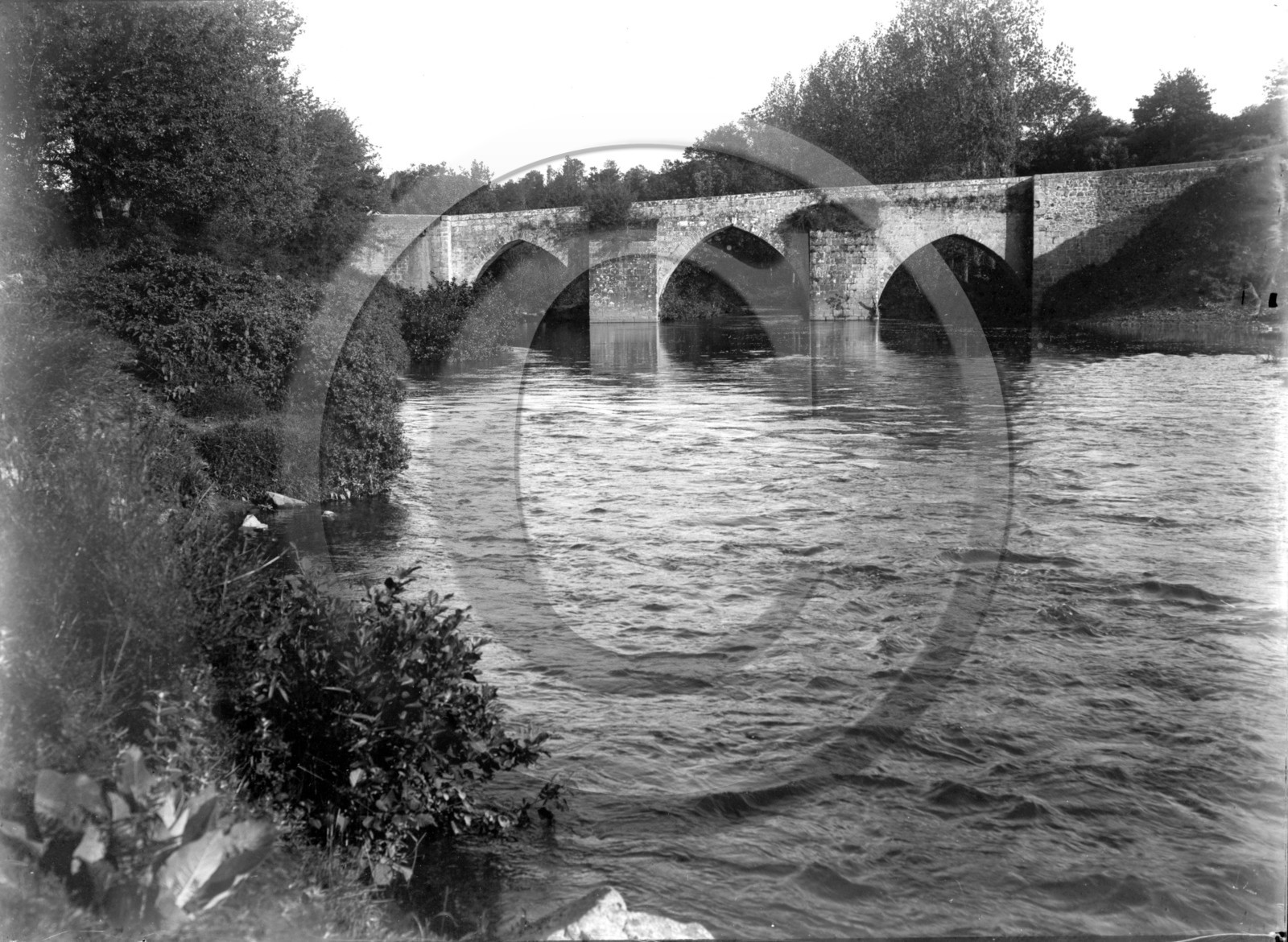 vi  137 Cheniers pont du XIV sur la creuse photo du 6 juin 1902 dpt 23.jpg