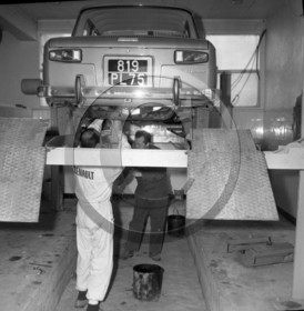 AU 2580 Renault R8 garage Renault .jpg