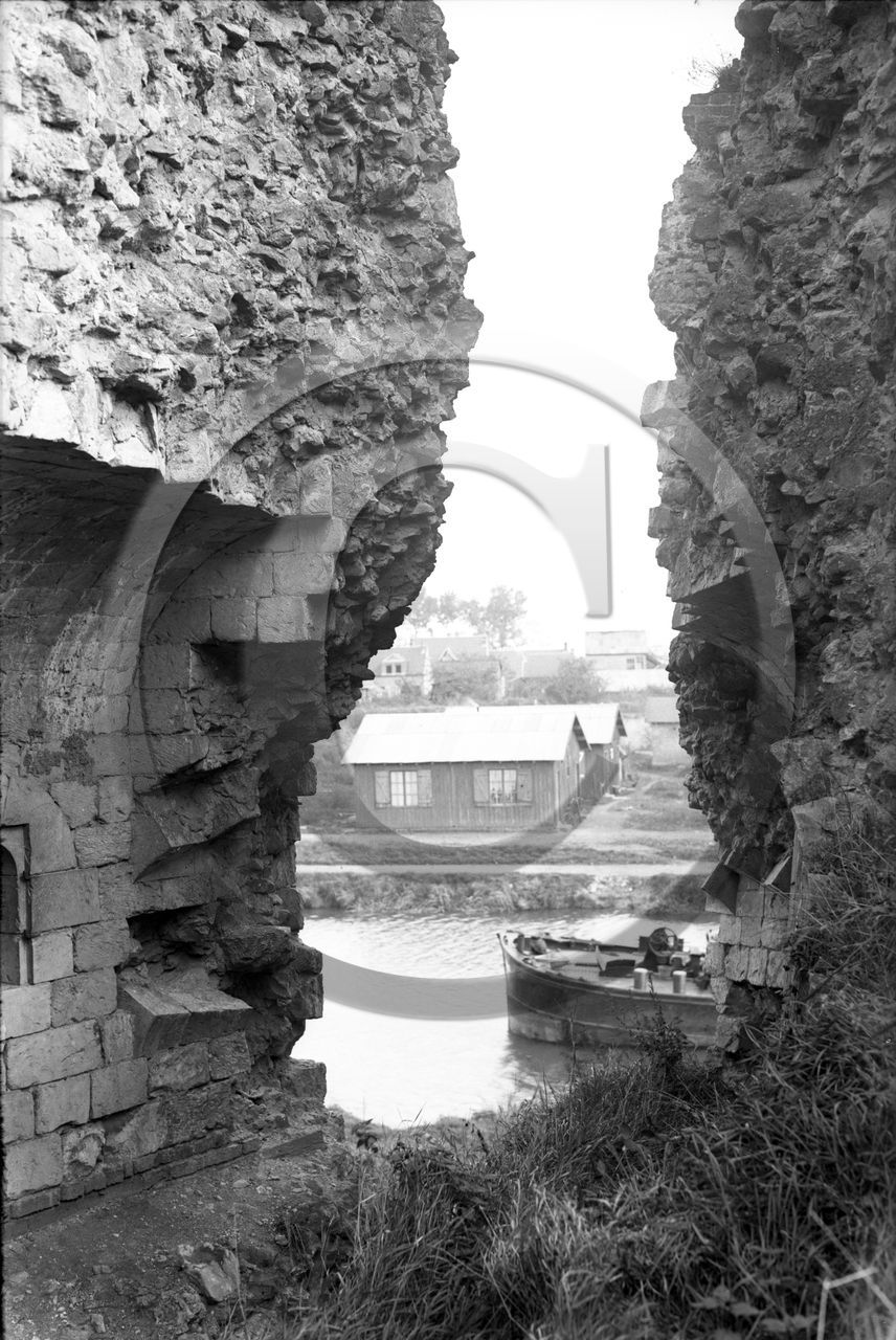 vi  884   Ham baraques provisoires vue à travers chateau féodal de Ham dpt 80  .jpg