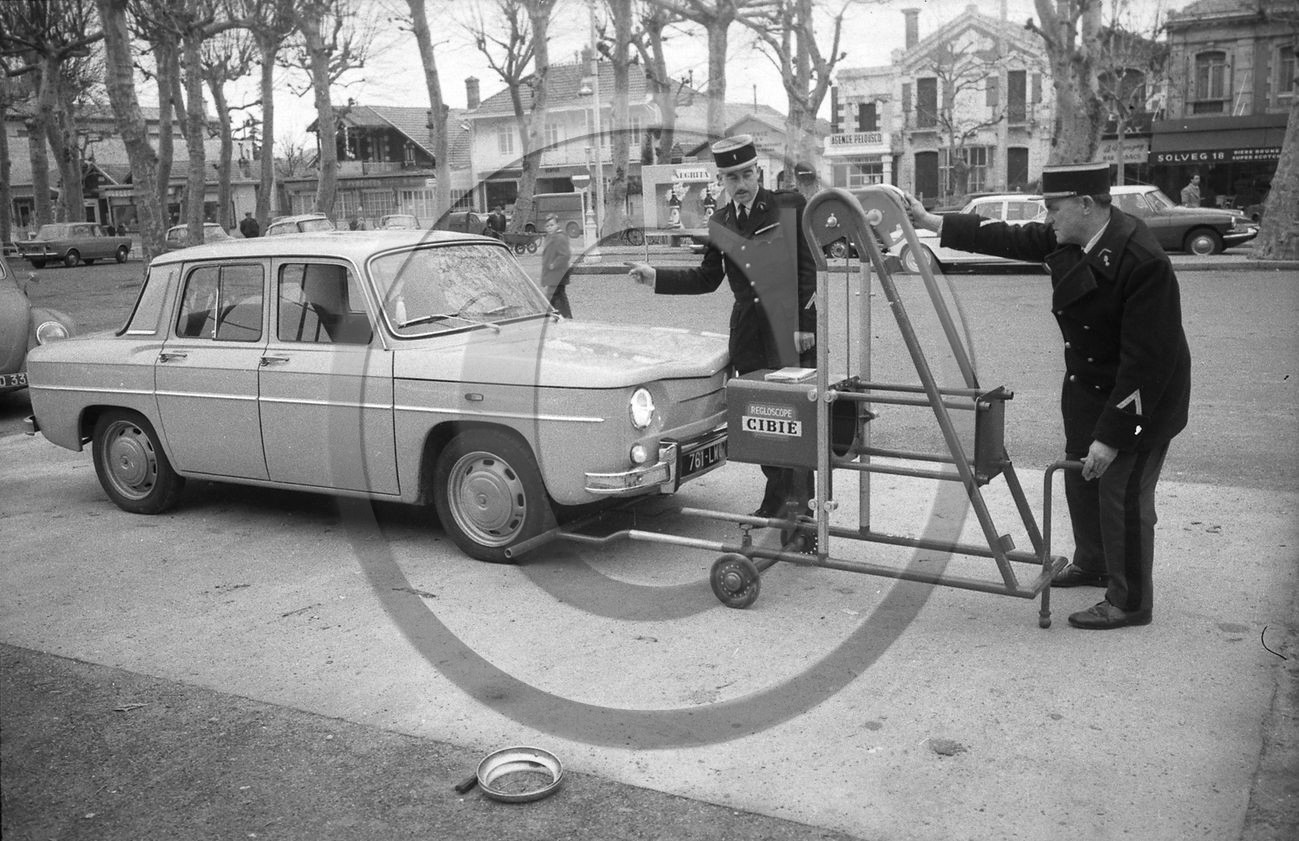 Renault R8 controle des phares gendarmes arc pochette 4017.jpg