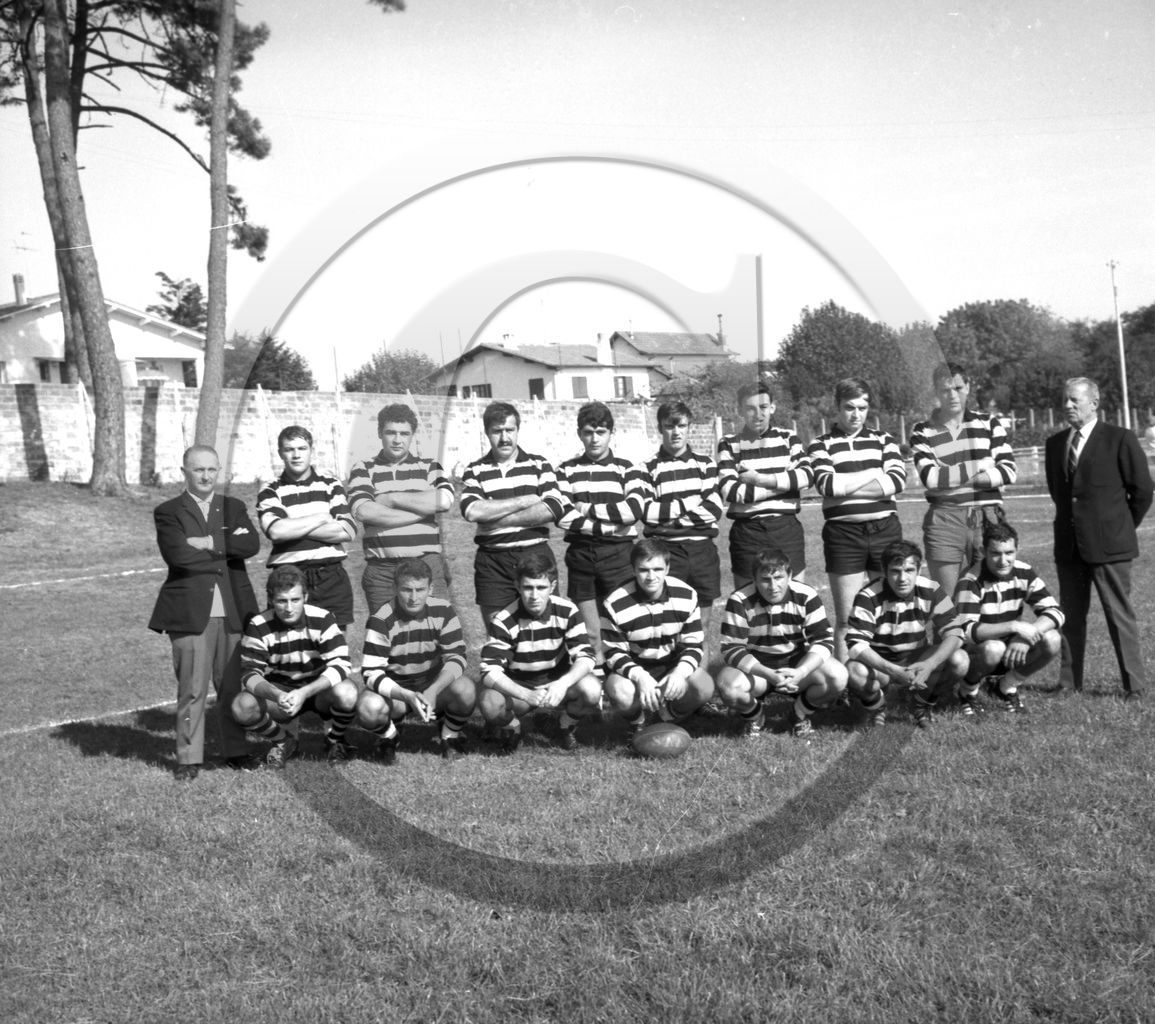 serie annee inconnue - 8 -rugby equipe .jpg
