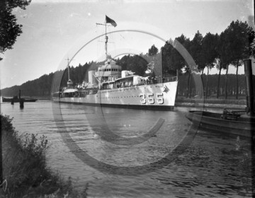 BA 1461 navire de guerre 355 sur rivière.jpg