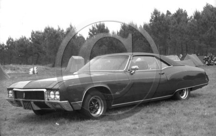 AU 162  Buick riviera coupe .jpg