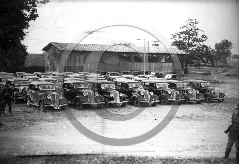 AU 3549 Renault groupe de Renault gardé par des gendarmes .jpg