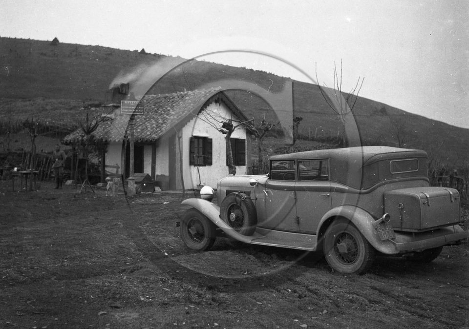 AU 336 Auburn 8-100 a phaeton sedan 1932.jpg
