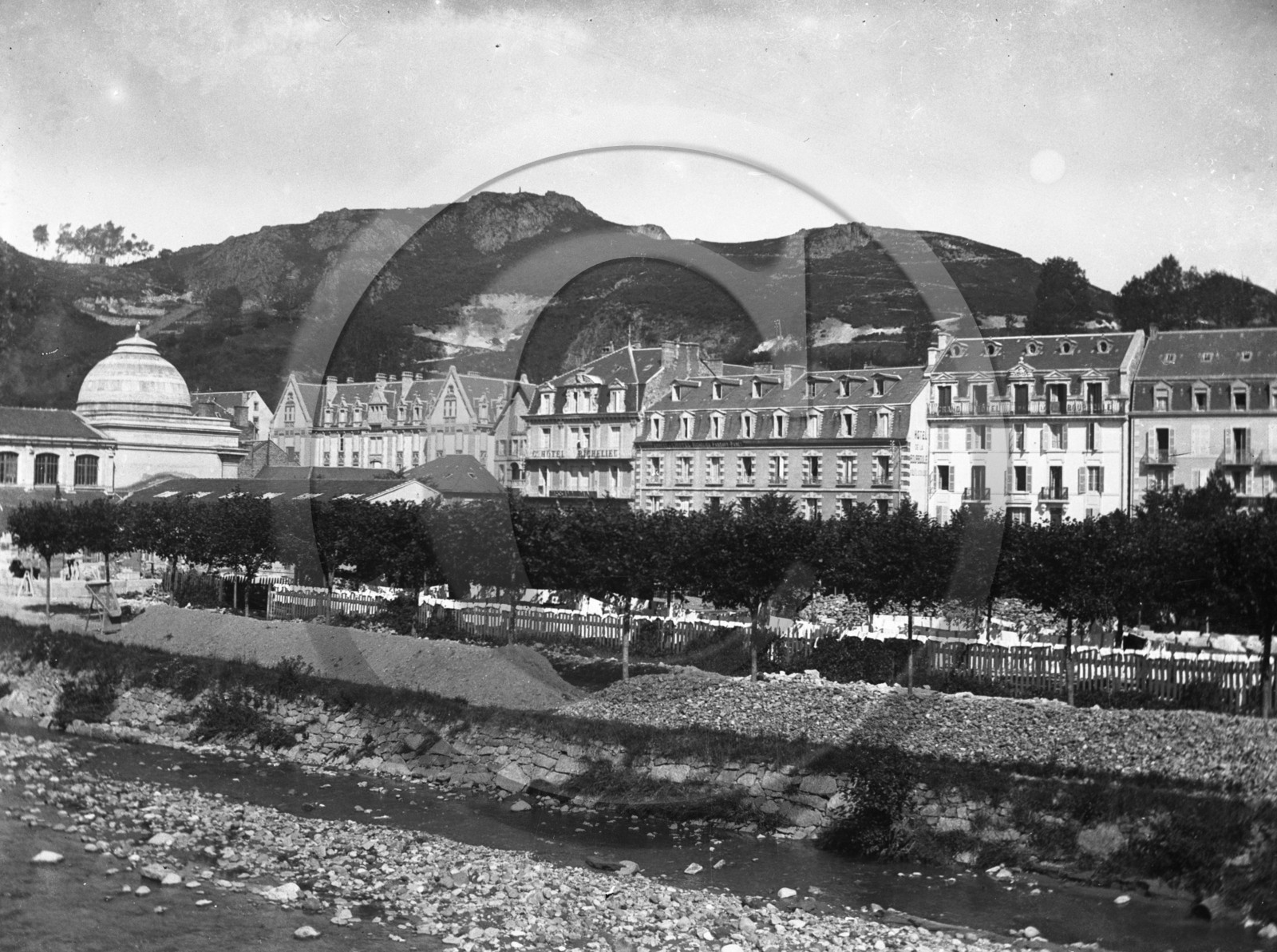 vi  1822 la Bourboule vue generale grand Richelieu .jpg