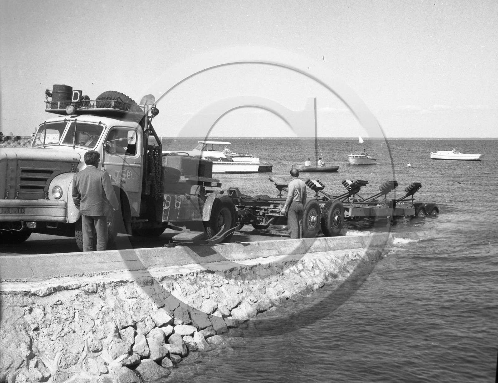 AUU 75 camion porte bateau.jpg