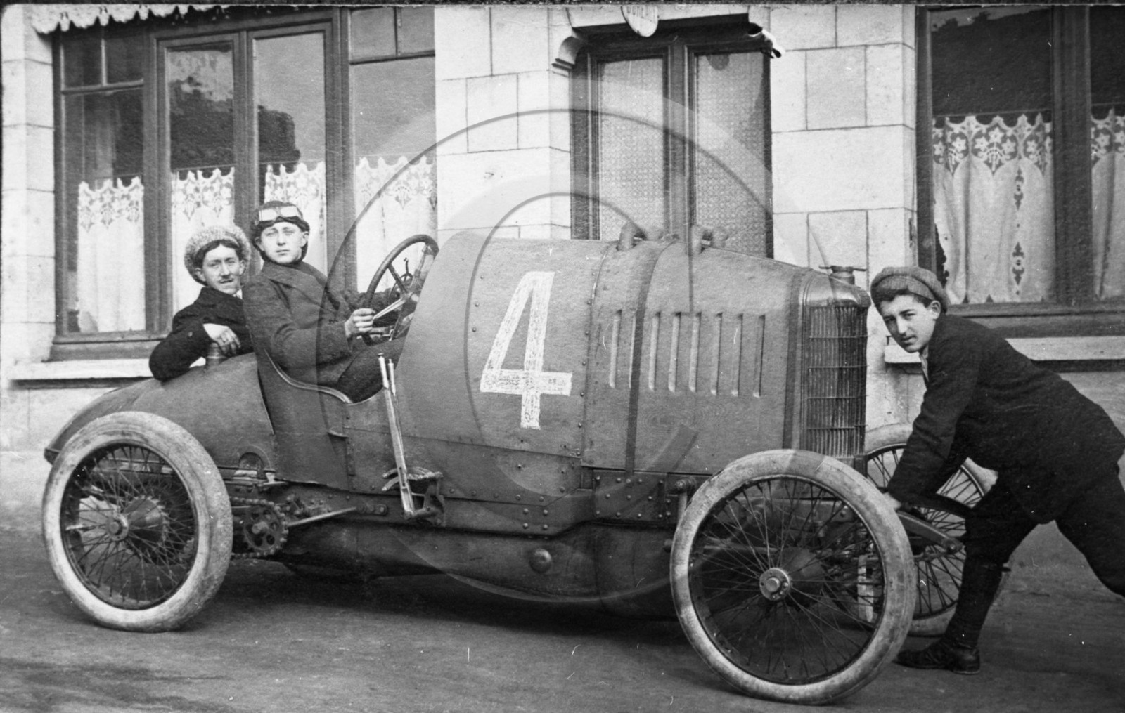 AU 2551 Peugeot d'apres carte photo .jpg