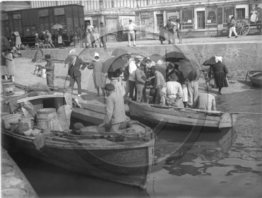 vi  1096 les sables d'olonne arrivée des pêcheurs a la poisonnerie  dpt 85.jpg