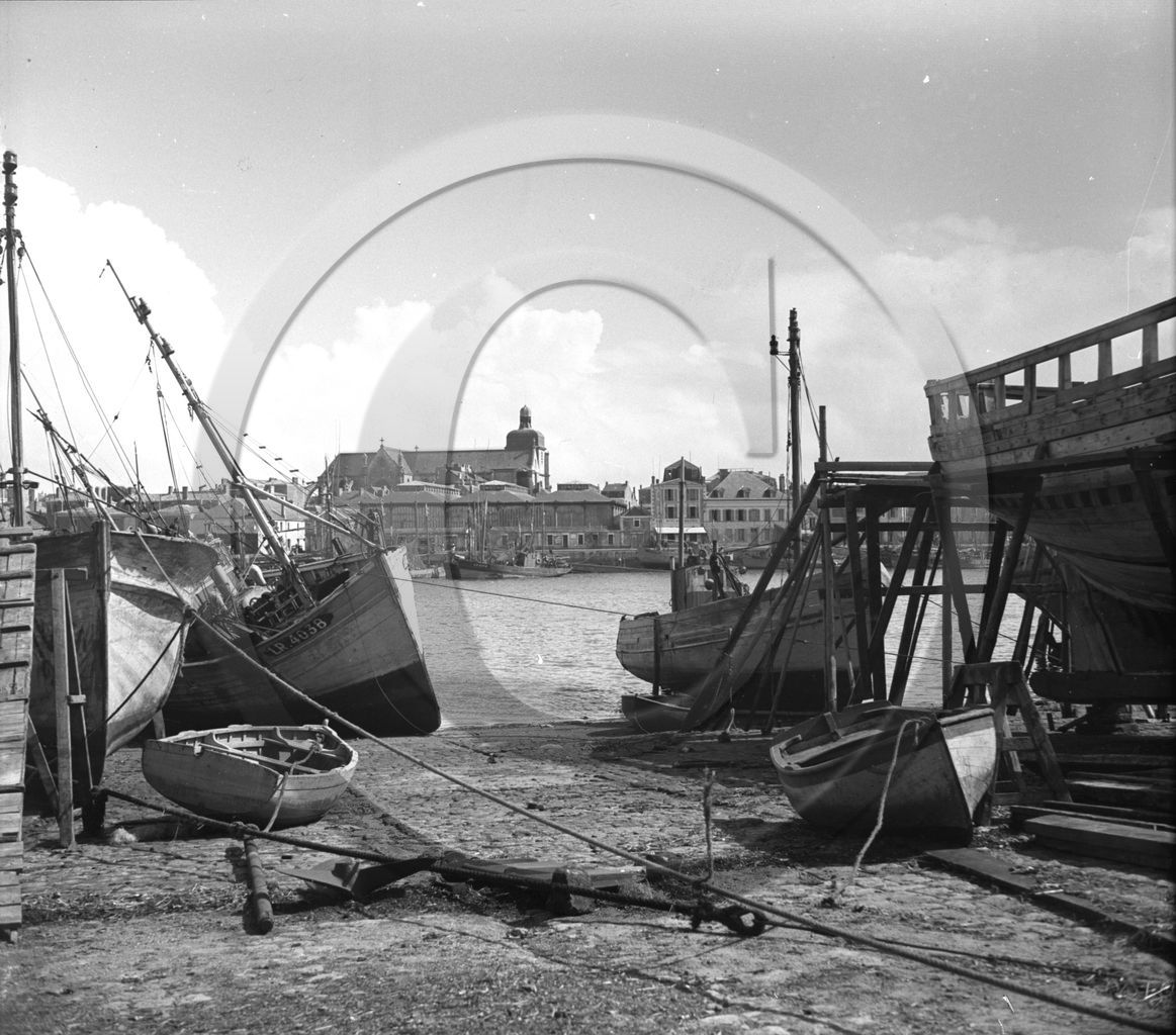 BA 651 les Sables d Olonne la cale de construction devant les chantiers dpt 85 .jpg