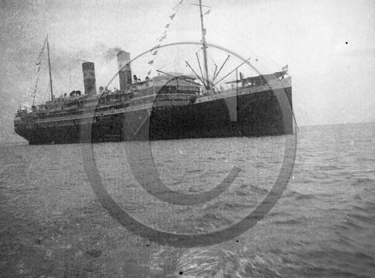 BA 196 cargo des Chargeurs Reunis pavoisé au mouillage .jpg