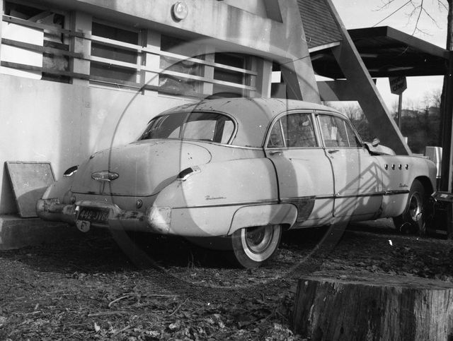 AU 353 Buick roadmaster berline 4 portes 1949 .jpg