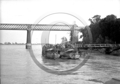vi  1670 pont détruit  ponton avec voitures.jpg