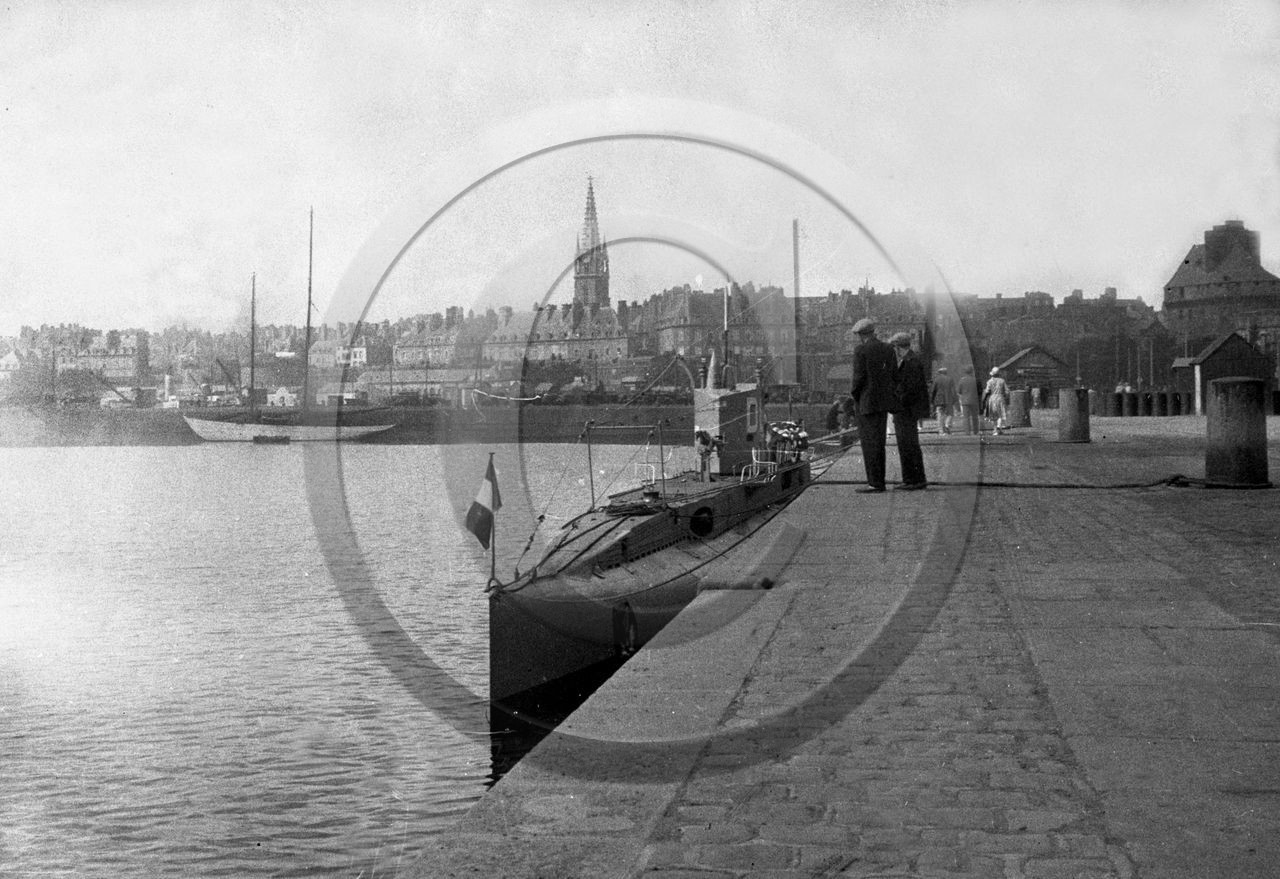 BA 1456 navire de guerre  sous marin à quai .jpg