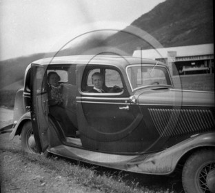 AU 452 Ford V 8 40 limousine 1933 .jpg