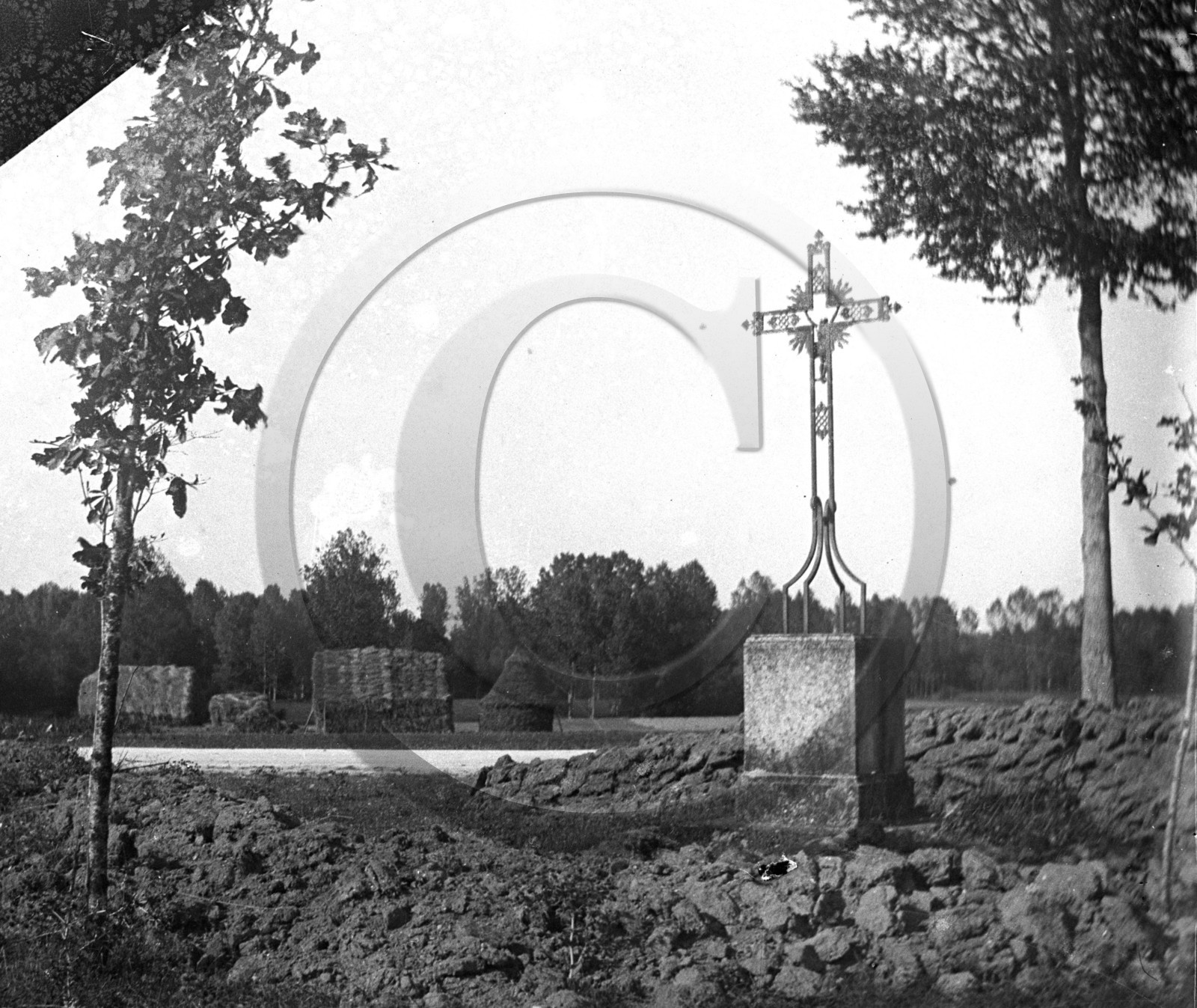 AG 573  calvaire meules de foin .jpg